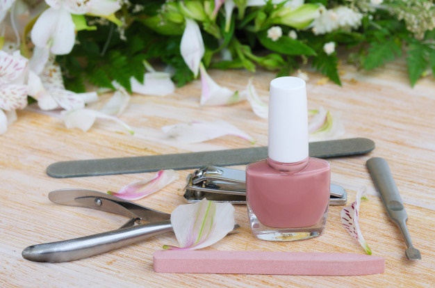 como quitar el esmalte de uñas semipermanente